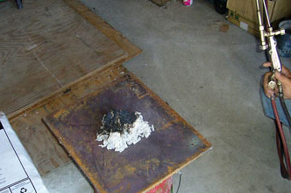 InCide PCセルロースファイバーは、表面が炭化するだけで引火はしません。