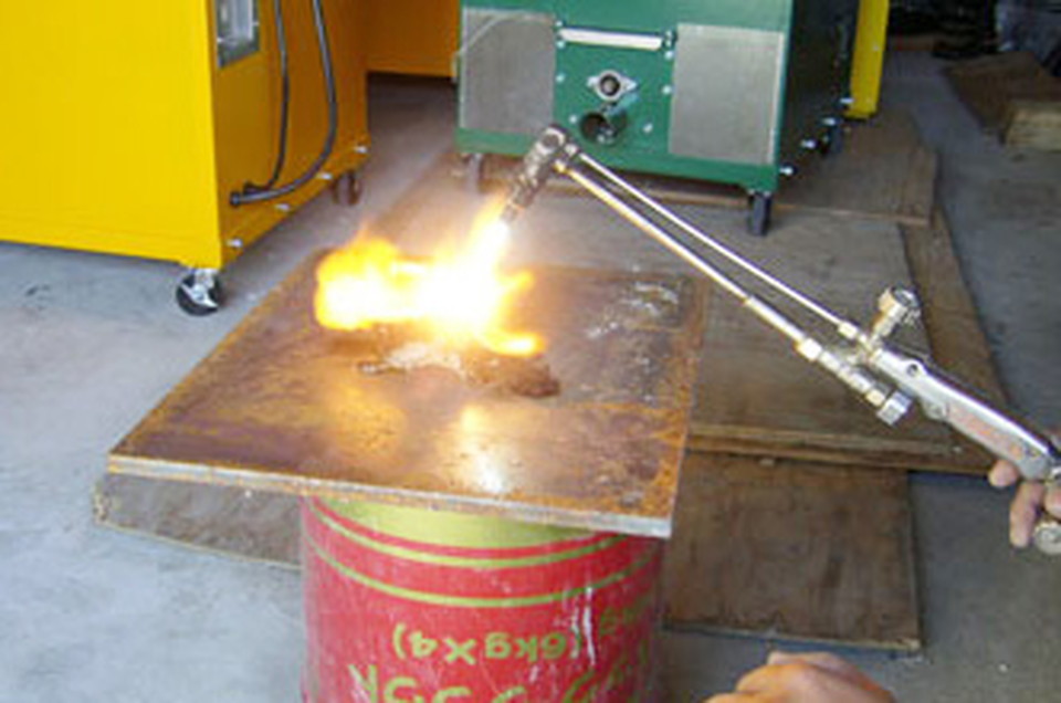 バーナーで900度以上の火を5分間あててみました。