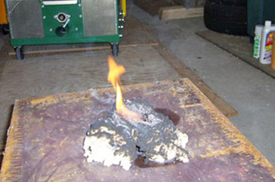 他社セルロースファイバーは引火し、燃えています。