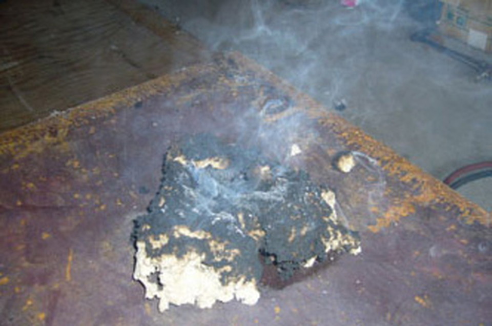 5分経過後、他社セルロースファイバーは、くすぶり煙がでています。