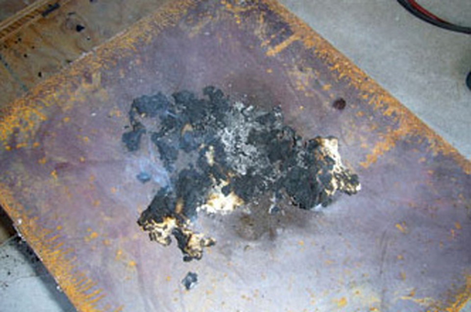 セルロースファイバーのほとんどが燃えて炭化し、原型をとどめていません。