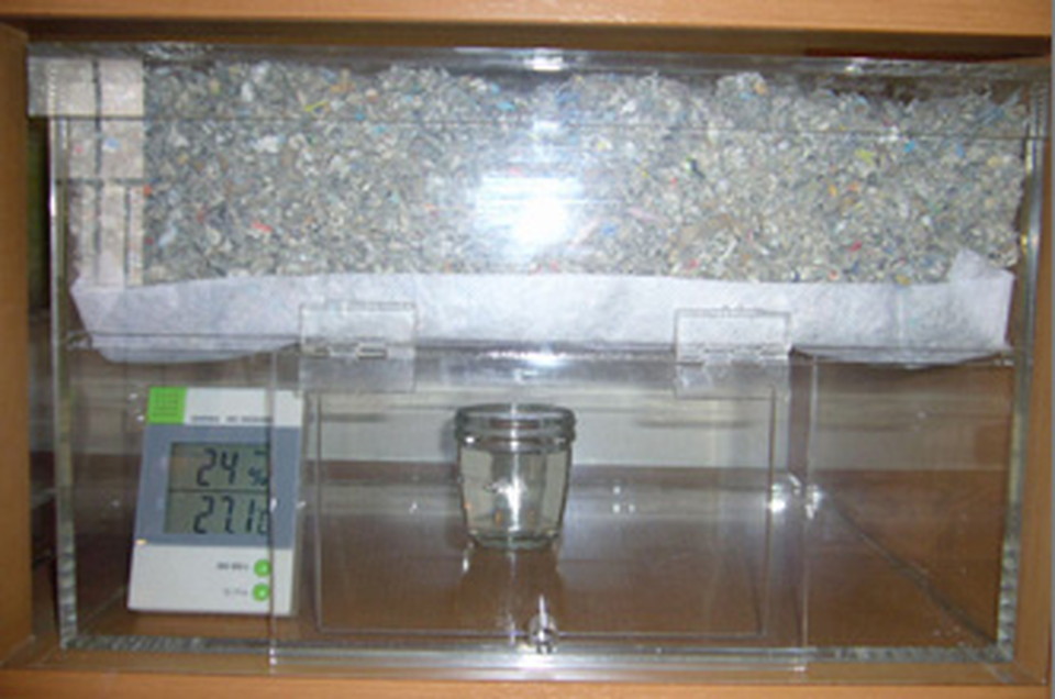 コップに熱湯を注ぎ、調湿性能を比較します。