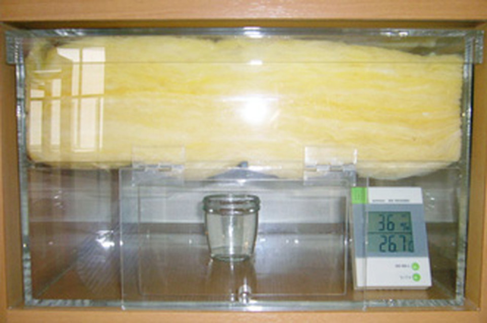 コップに熱湯を注ぎ、調湿性能を比較します。