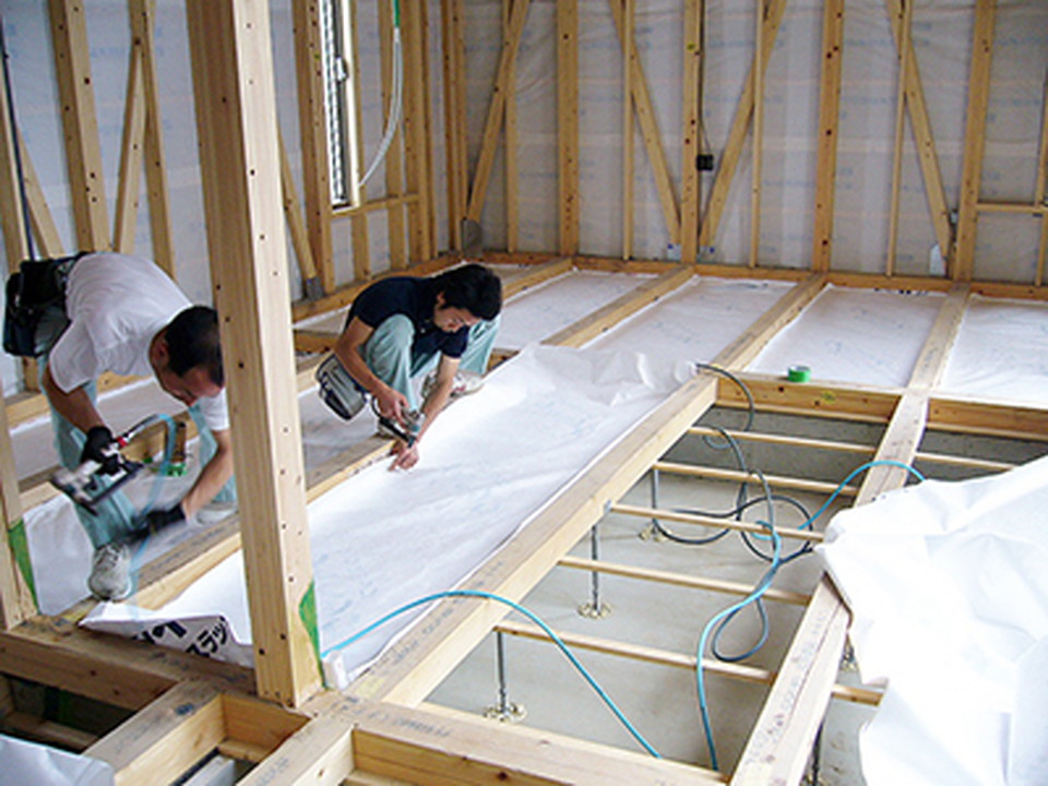 大引きに貫（受け材）を設けそこに防水シートを張ります｡