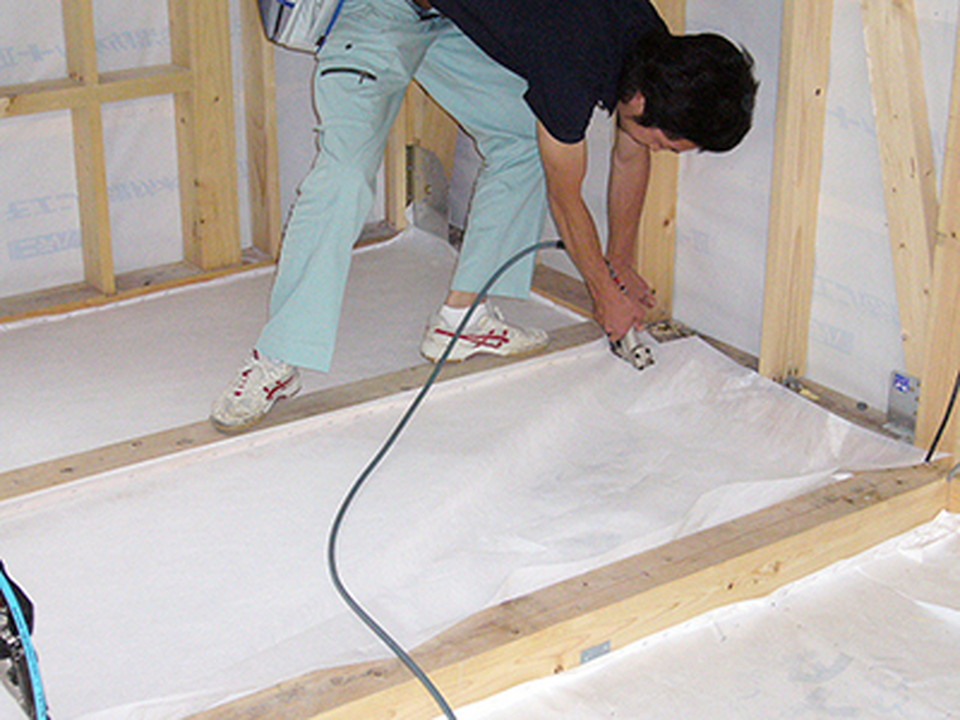 断熱材の厚さ分をひかえた位置に不織布をゆるみなく張ります｡