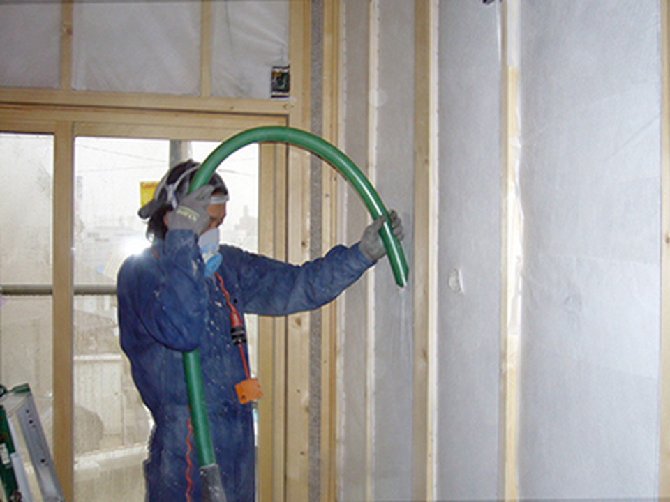 不織布をゆるみなく張り、隙間なく吹き込み充填していきます。