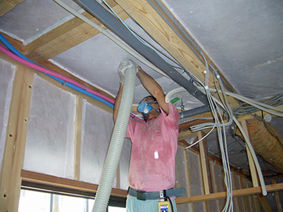 壁と同様に不織布を張り、InCide PC セルロースファイバーを隙間なく吹き込み充填していきます