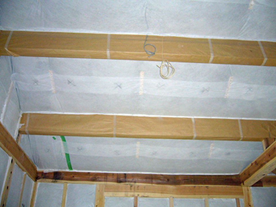 壁と同様に不織布を張り、InCide PC セルロースファイバーを隙間なく吹き込み充填していきます