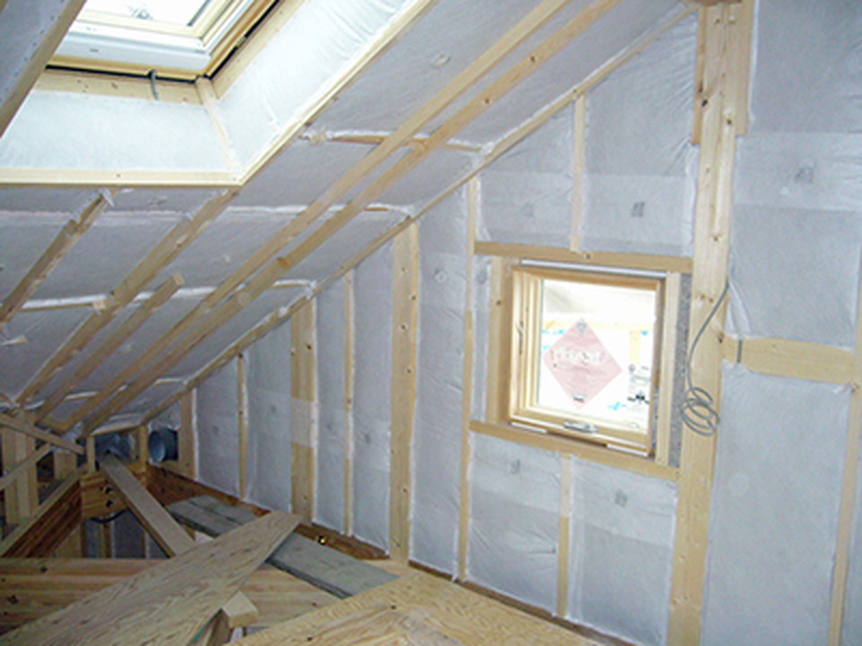 複雑な形状の勾配天井や、配管などある場所でも隙間なく均一に施工する事が出来ます。