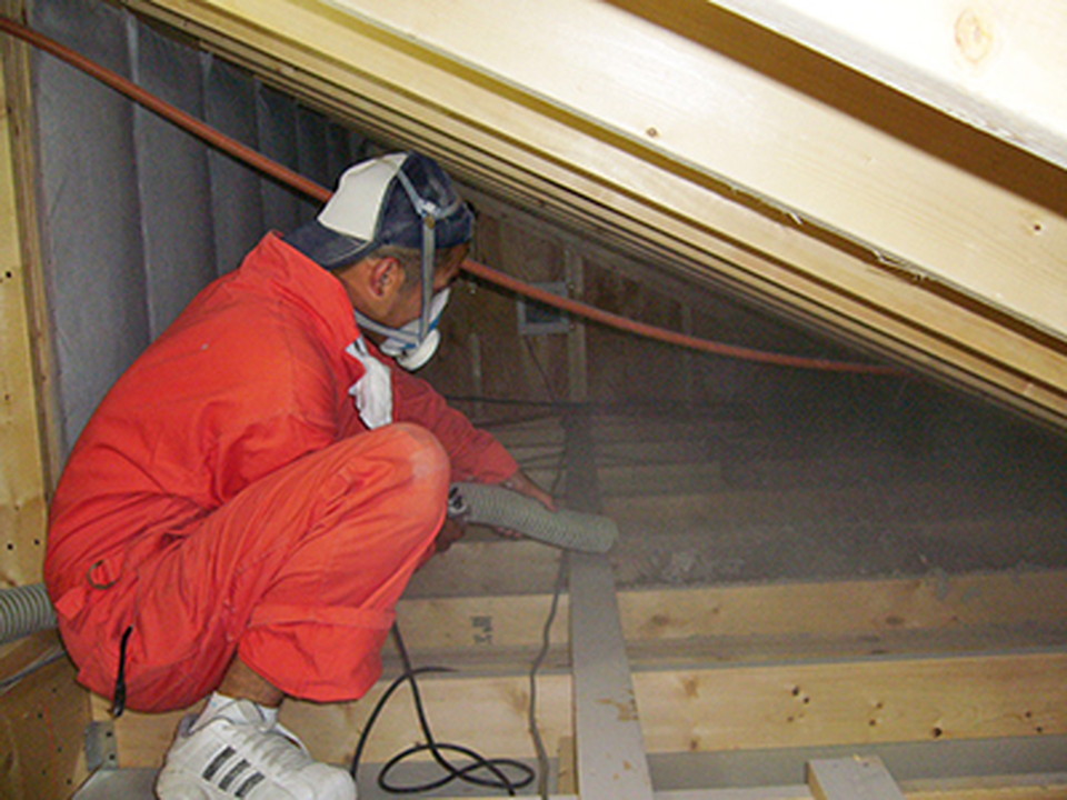 セルロースファイバーの沈降も考えて、厚みが、200～300m/mになるように、天井裏にセルロースファイバー断熱材を、吹き積もらせていきます。