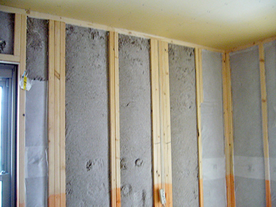 充填施工がいかに隙間なく施工できるかを確認するために、施工後、張ってある不織布を剥がしました。施工精度の高さがよくわかります。