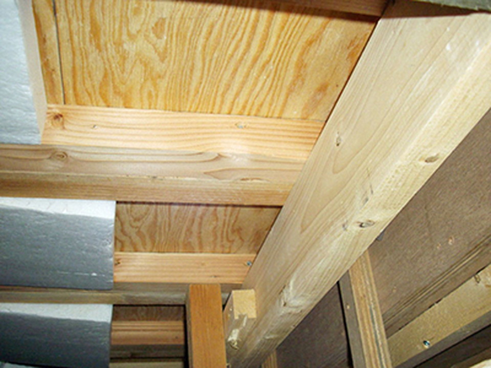 セルロースファイバー断熱材は、吹き込みによる充填施工ですので、写真のように断熱材が根太の収縮により抜け落ちてしまうことはありません。